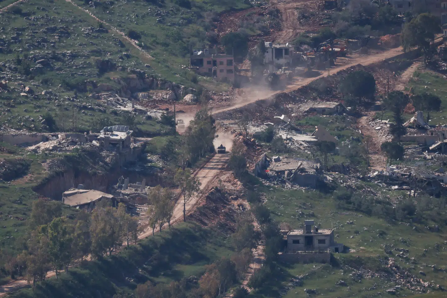 Israelsk militær kører i Libanon tæt på grænsen mellem de to lande d. 30. april 2026.