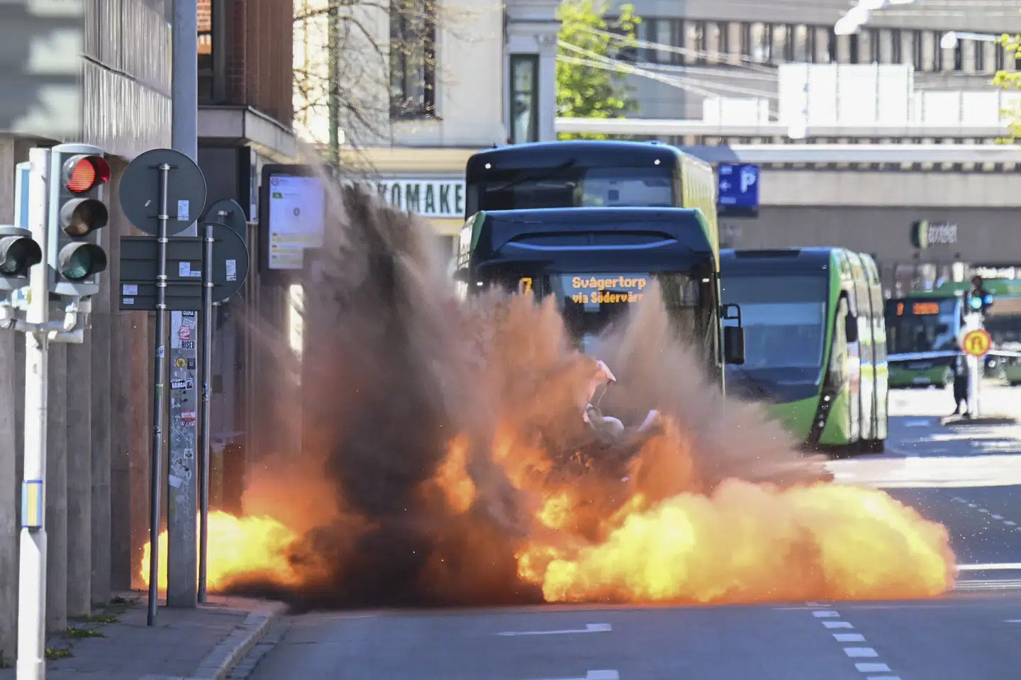 Bombeteknikere måtte fredag udføre en kontrolleret sprængning af en håndgranat i det centrale Malmø i Sverige.