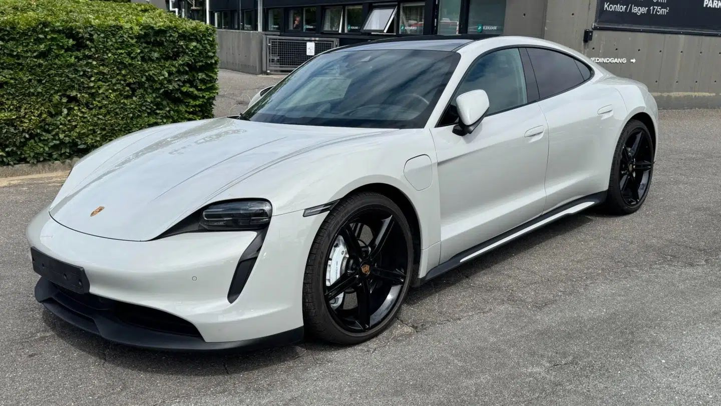 Det er i den her Porsche Taycan elbil konfirmander i Aalborg og omegn tilbydes en gratis køretur.