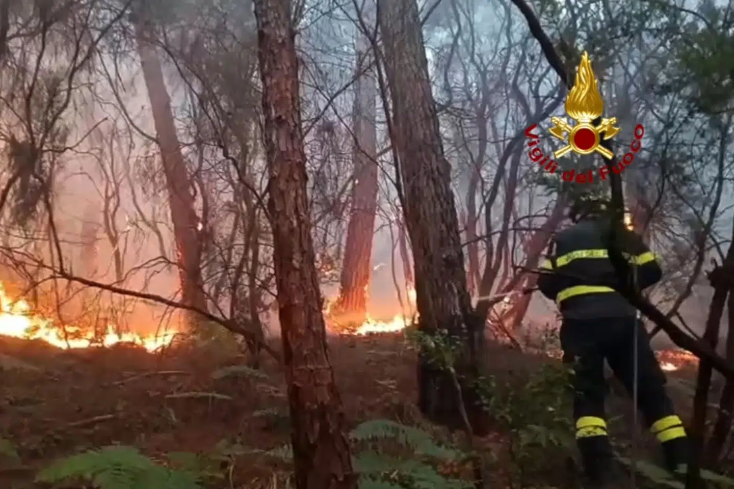 Myndigheder forsøger fredag at bekæmpe flammerne i bjergområder i Toscana, hvor naturbrande har hærget i over 24 timer. Billedet er videreformidlet af italienske beredskaber.