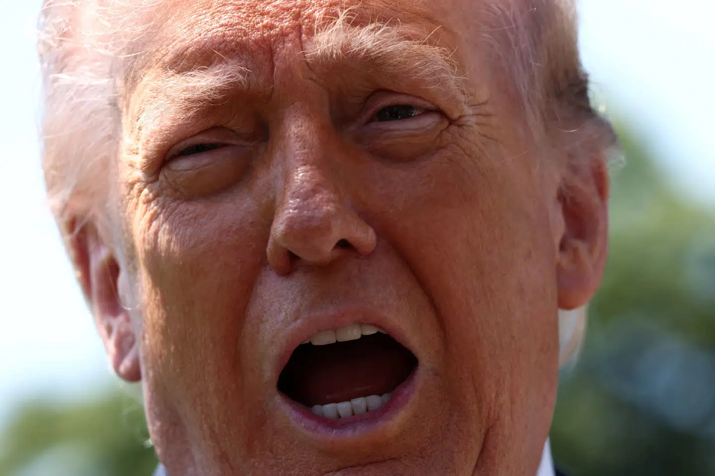 USA's præsident, Donald Trump, udtaler sig til journalister på vej væk fra Det Hvide Hus fredag.