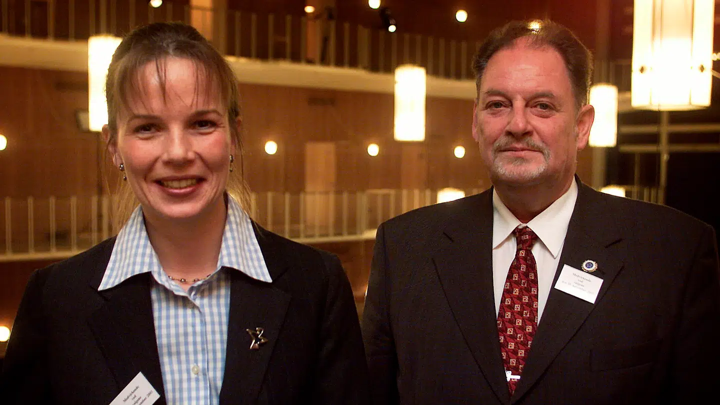 Louise Gade (Venstre) og overtog i 2002 posten som borgmester fra Flemming Knudsen (Soc. dem.) Her ses de på valgaftenen tirsdag 20. nov. 2001.
