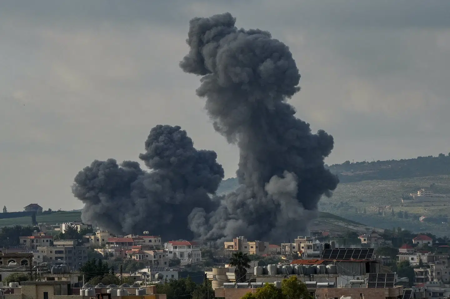 Billedet viser røg stige op over Habboush i det sydlige Libanon fredag efter israelske angreb.