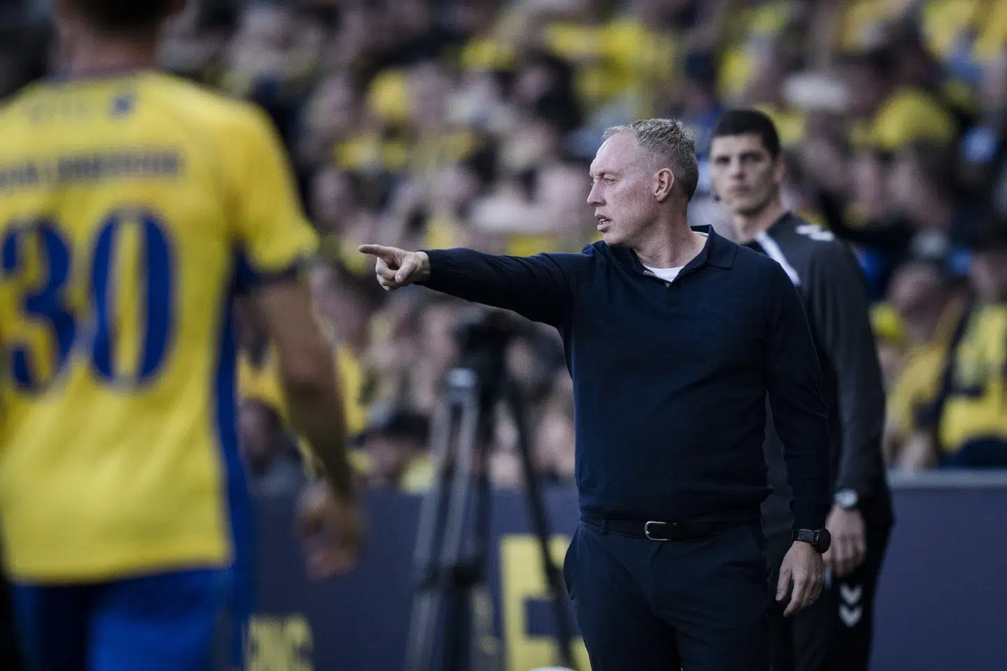Brøndby-træner Steve Coopers mandskab havde mistet chancen for at hente bronze i Superligaen, hvis det var endt med et nederlag fredag aften til FC Nordsjælland. Efter en sen udligning er det fortsat muligt.