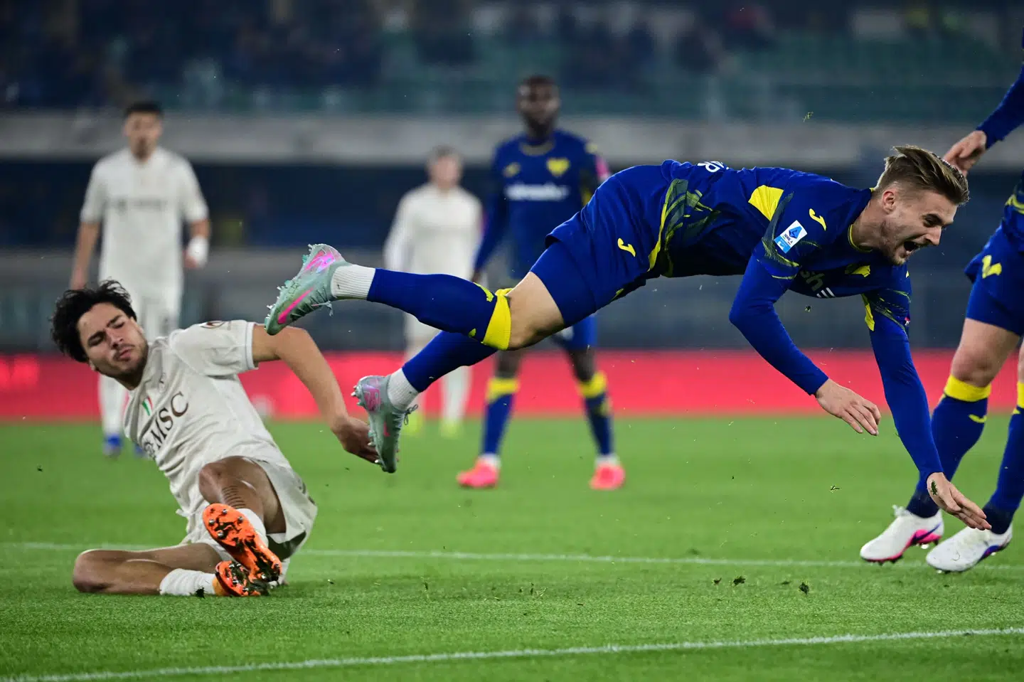 Danske Martin Frese (til højre) har kæmpet for overlevelse i Serie A med Hellas Verona. Klubben er nu sikret nedrykning. (Arkivfoto).