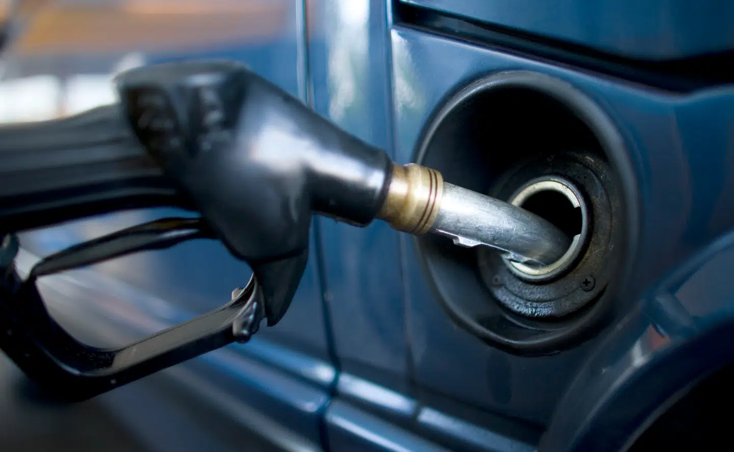 Det kan være stilheden før en ny prischok bølge rammer. Selvom priserne på benzin og varme har stabiliseret sig en smule, advarer Exxon Mobils topchef, Darren Woods, nu om, at vi lever på lånt tid. Verdensøkonomien holdes lige nu oppe af nødlagre, men når de løber tør, vil lukningen af Hormuzstrædet slå igennem med fuld kraft på alt fra tankstationer til varmeregninger.