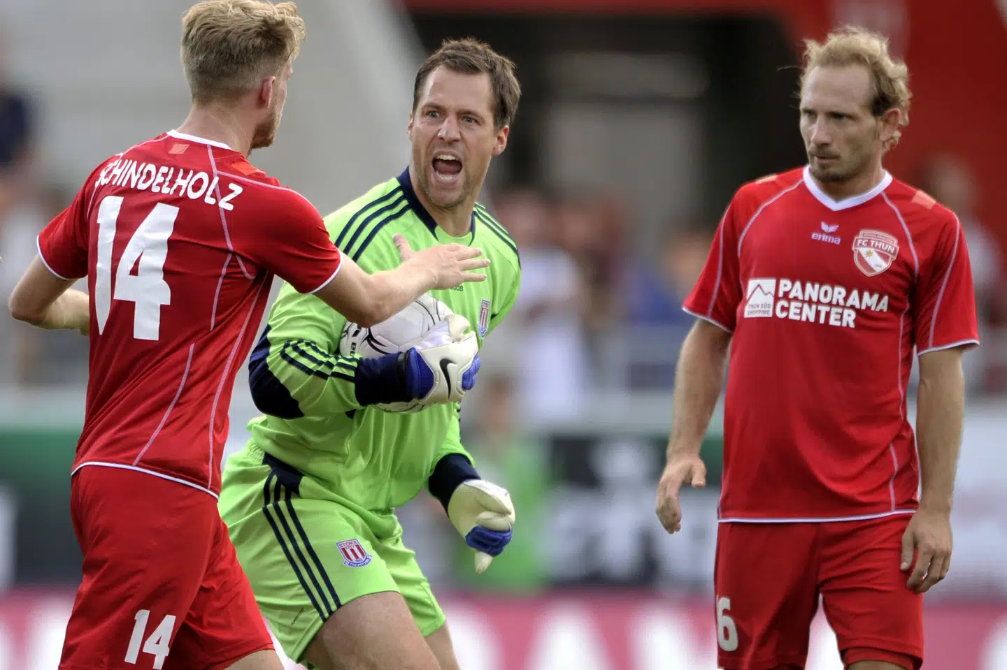 Mauro Lustrinelli (til højre), der i dag er træner for Thun, tørnede i 2011 sammen med Stoke og danske Thomas Sørensen i Europa League-kvalifikationen. Sørensen og co. vandt. (Arkivfoto).