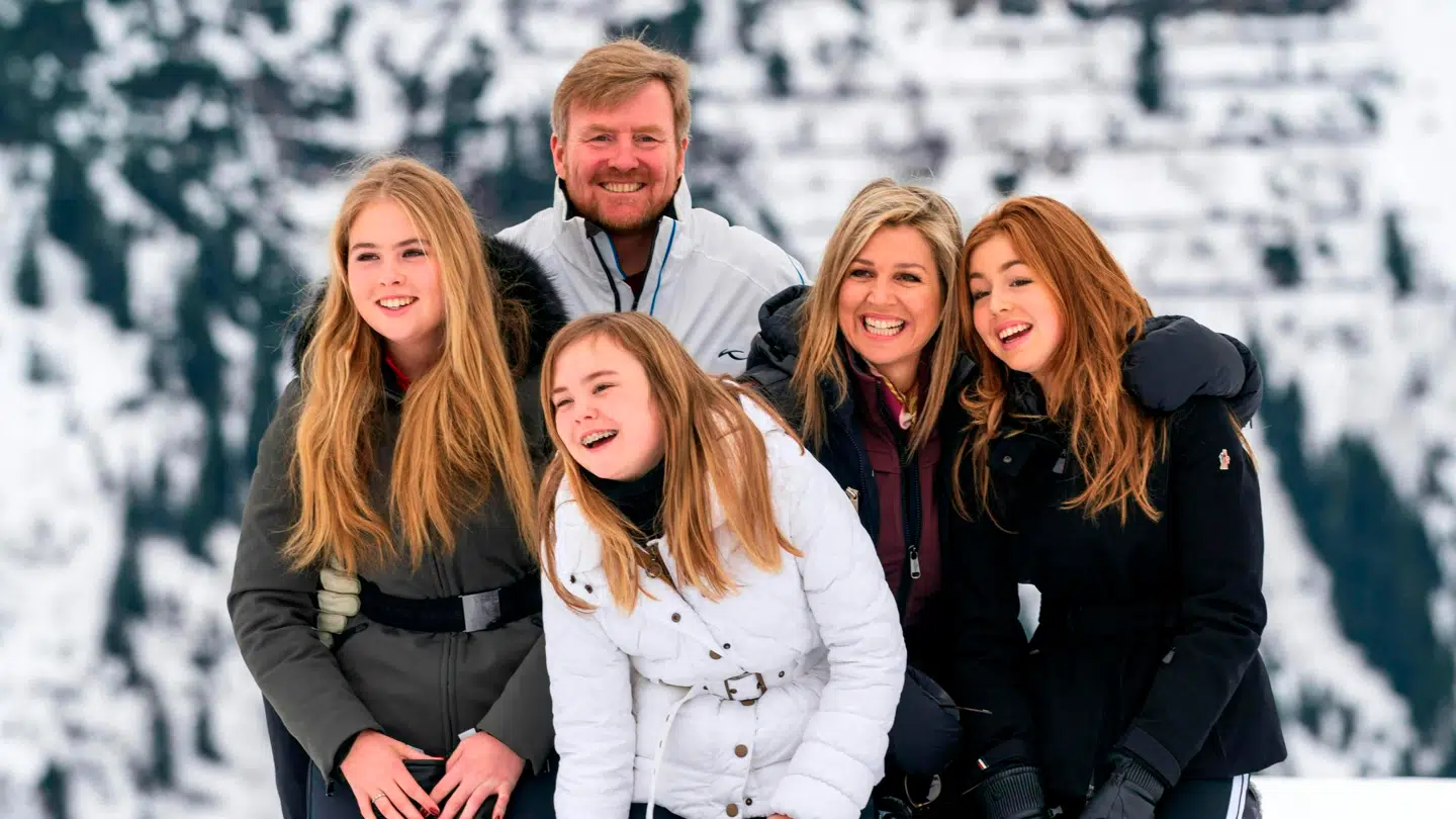 Hele familien samlet med prinsesse Catharina-Amalia (tv), prinsesse Alexia (th) og kong Willem-Alexander, dronning Máxima og prinsesse Ariane i midten.