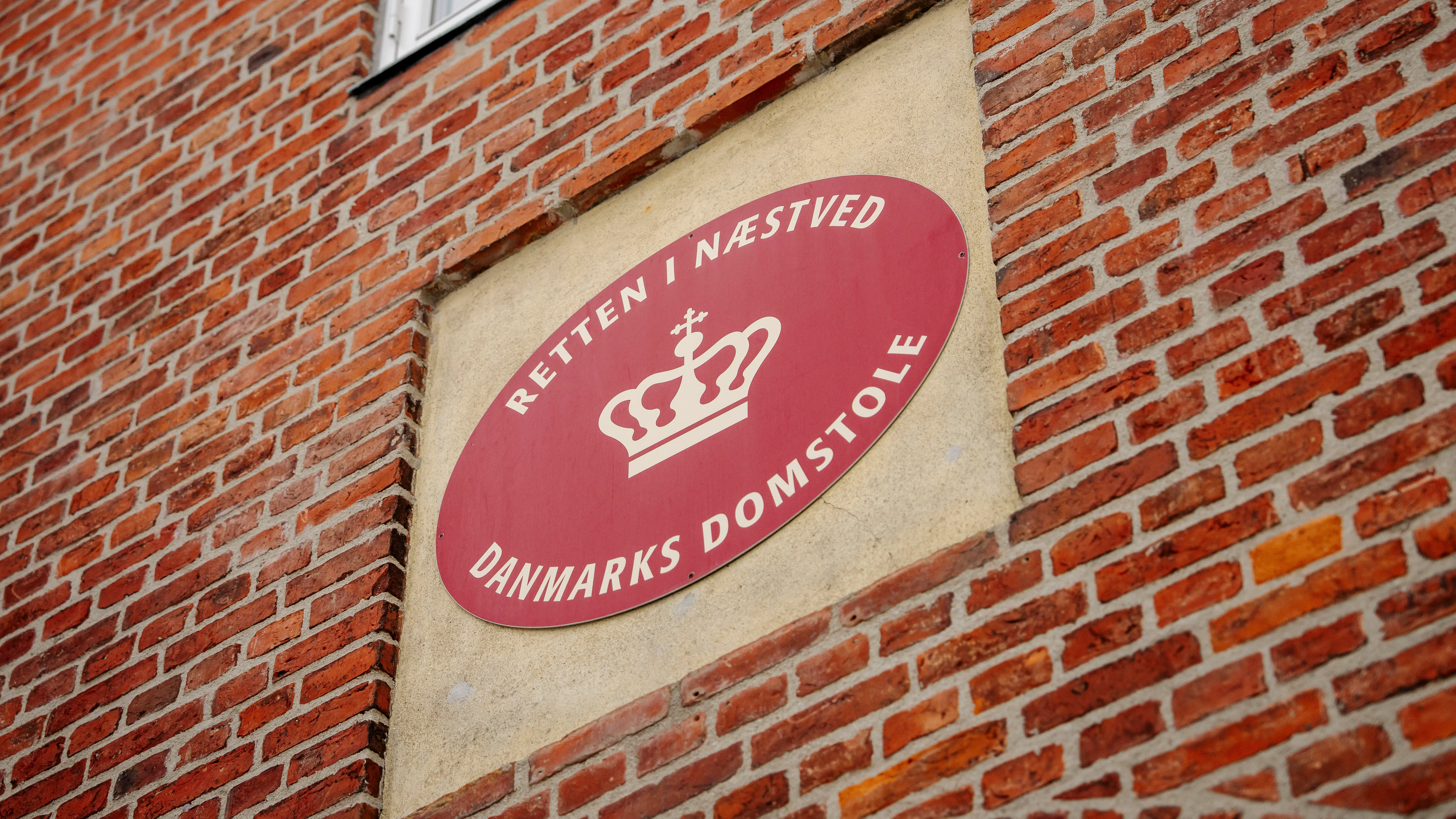 Lærer får fængselsdom efter bizar sag: Bed efterskoleelev i benet