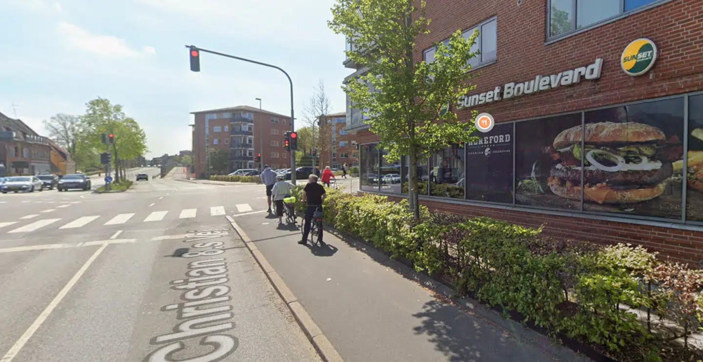 Det var her på Christian 8.s Vej, at bilen begyndte at ryge - og formentlig på Sunset Boulevard til højre, at vandet, der slukkede branden, blev hentet.