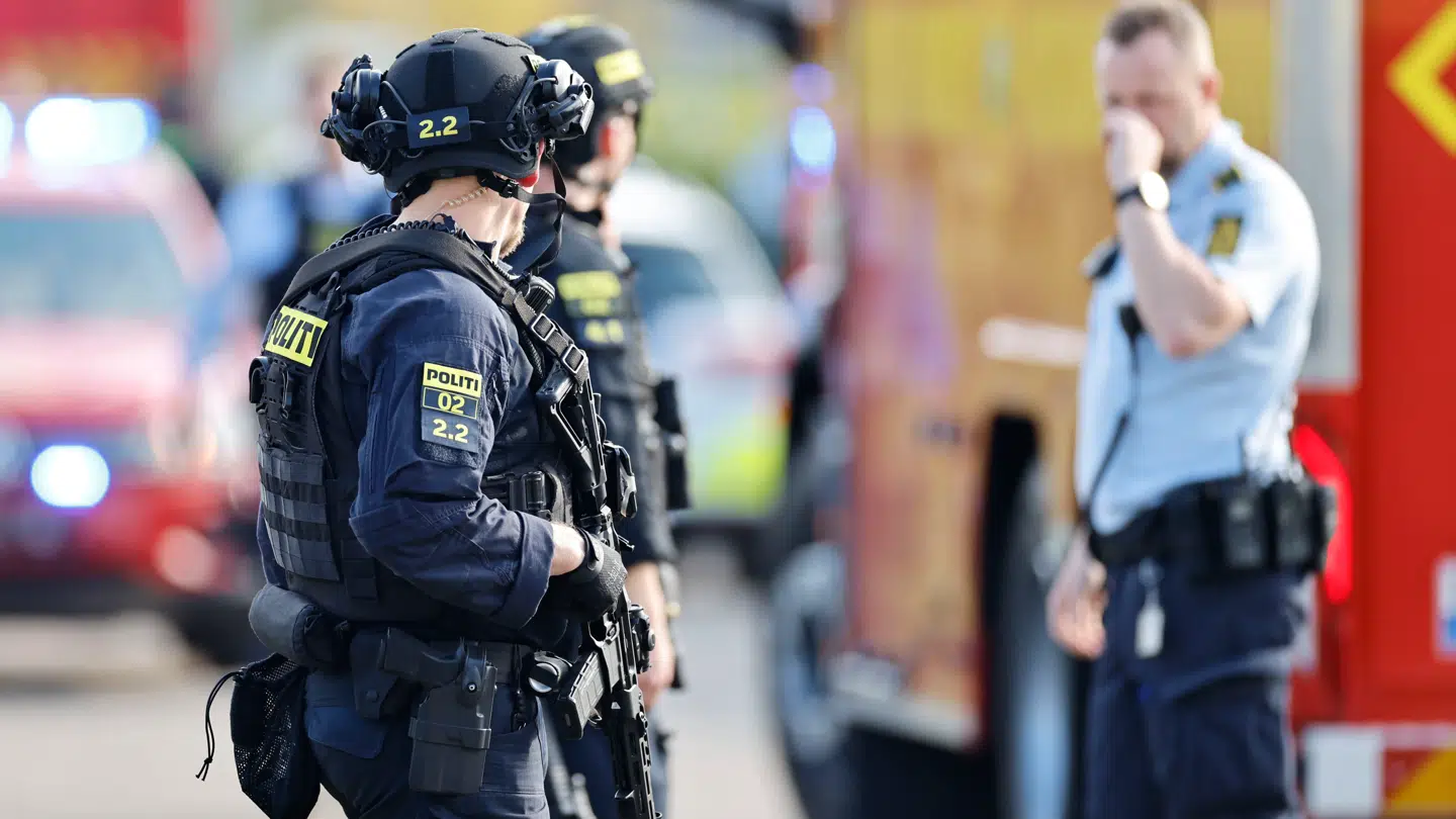 Midt- og Vestjyllands Politi er til stede på Finlandsvej i Skive lørdag. Varselsskud er affyret i forbindelse med en større aktion. Politiet holder dog kortene tæt til kroppen om, hvad der foregår i området.
