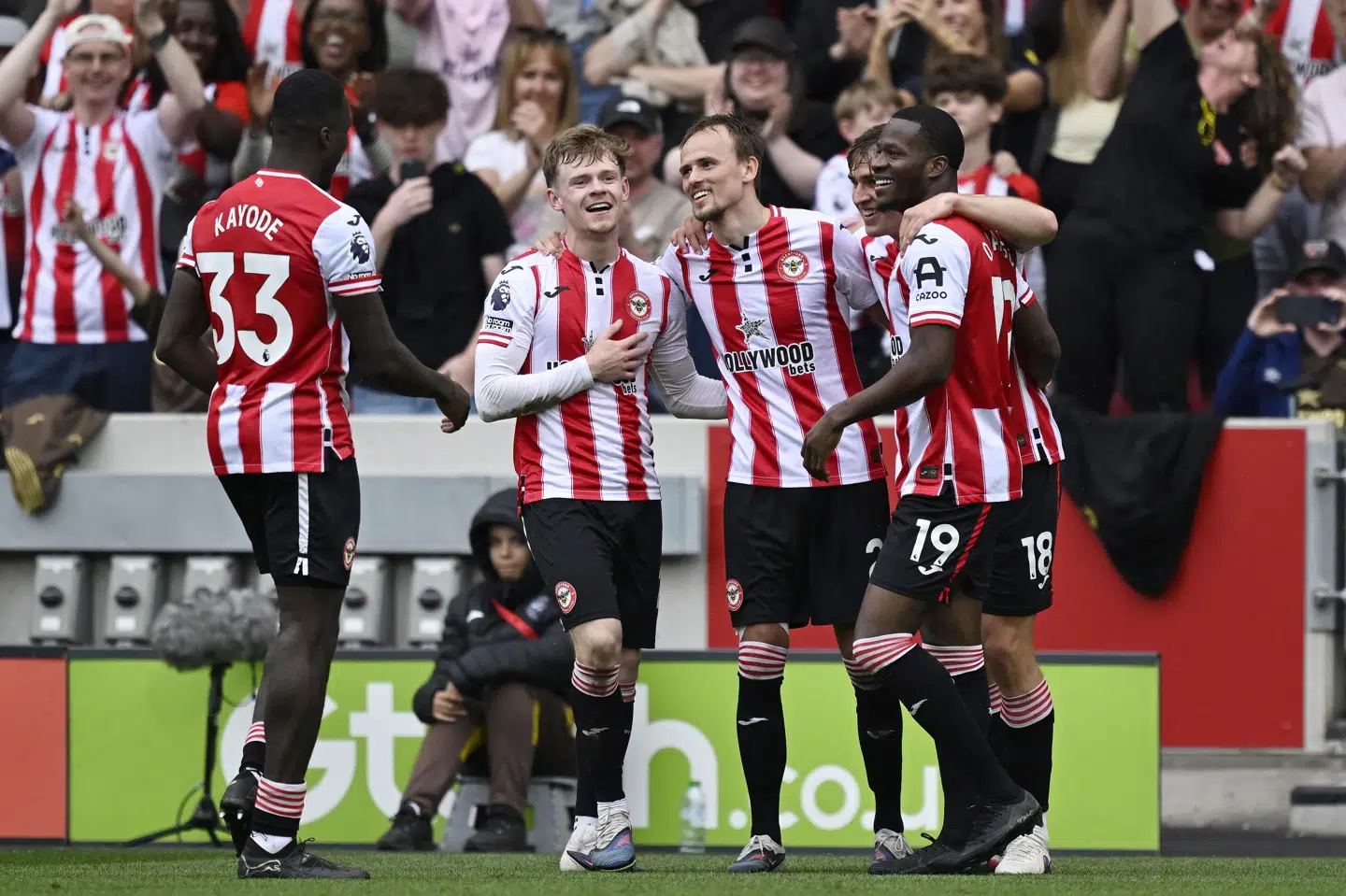 Brentfords midtbanespiller Mikkel Damsgaard (i midten) blev lykønsket efter sit mål til 3-0 mod West Ham.