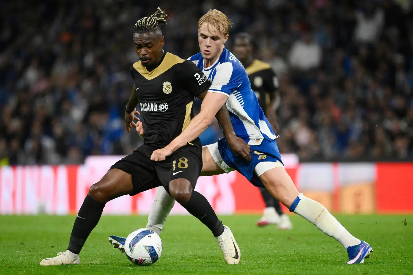 FC Portos Victor Froholdt (til højre) spillede hele kampen, da holdet vandt det portugisiske mesterskab lørdag aften.