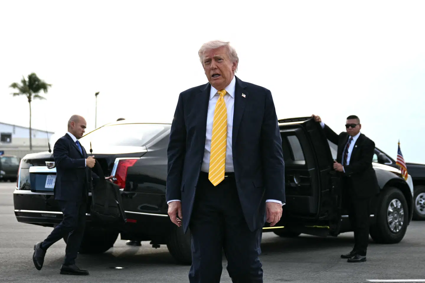 Donald Trump bliver lørdag lokal tid interviewet af journalister i Florida, hvor han forholder sig til USA's tilbagetrækning af udstationerede soldater i Tyskland.
