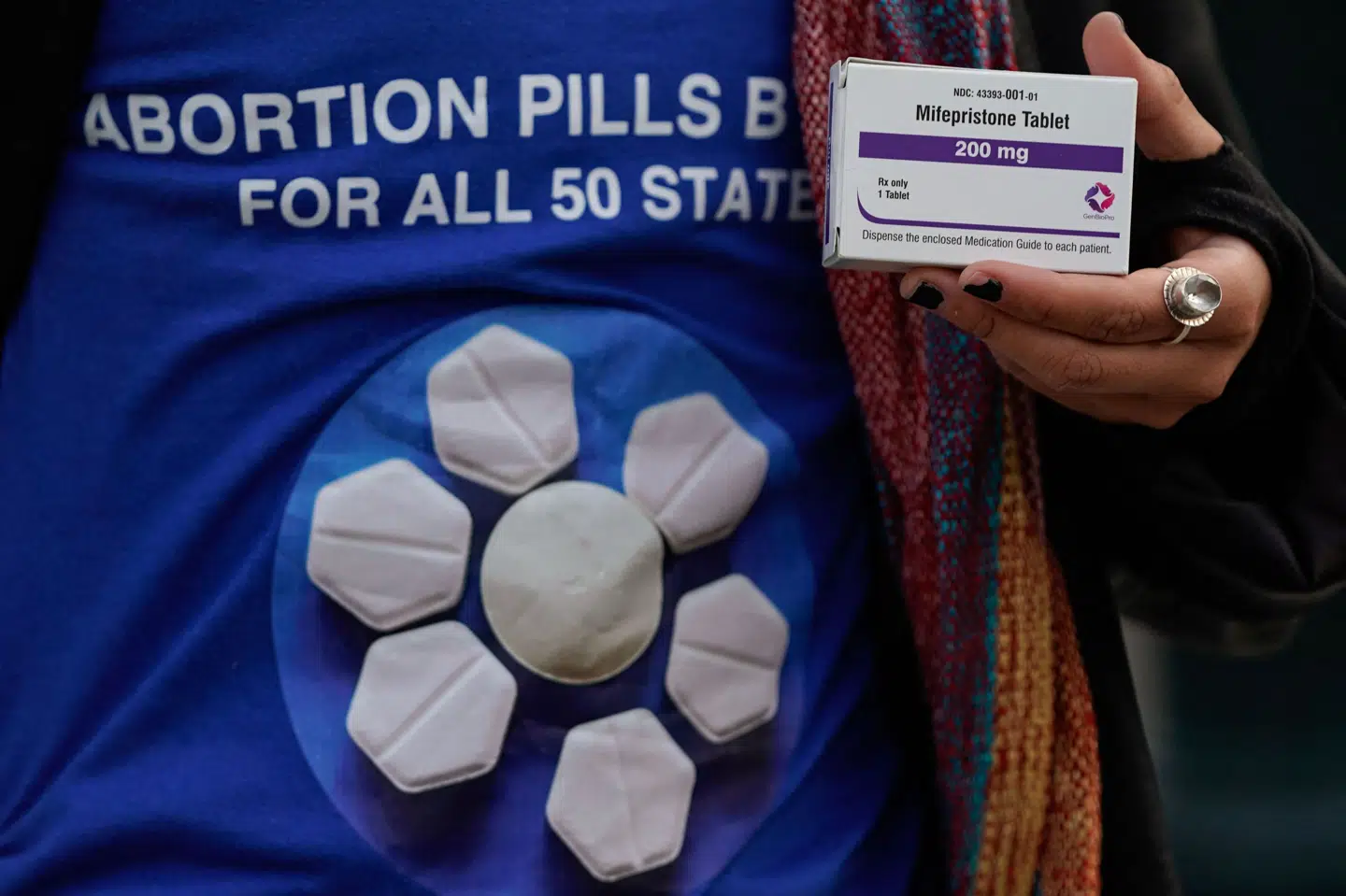 Billede fra marts 2024 viser en aktivist, som er fortaler for bred adgang til abort, der holder en pakke mifepriston under en demonstration ved USA's højesteret. (Arkivfoto).