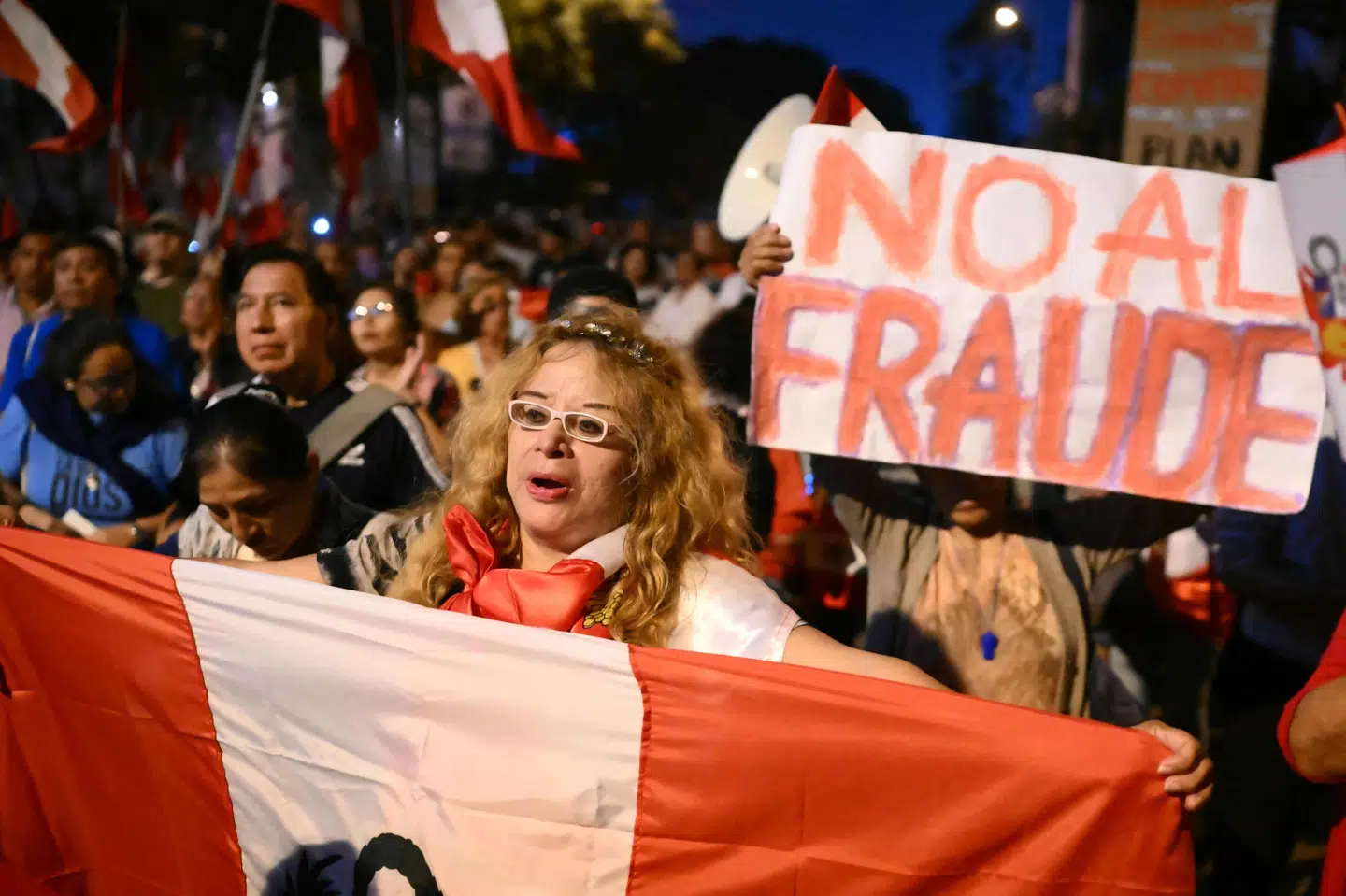 Billede fra Lima i Peru den 14. april viser demonstrant med flag til demonstration mod påstået valgsvindel. Valgmyndighed har sagt, at endelig resultater efter forsinkelser ventes senest 15. maj. (Arkivfoto).