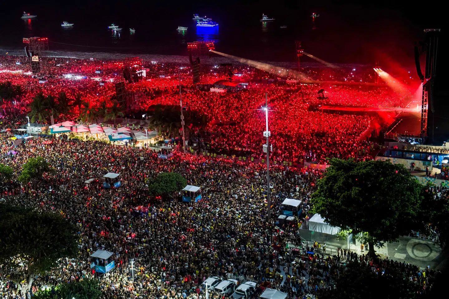 Shakira optræder på scenen foran Copacabana Hotel på den verdensberømte strand i Rio de Janeiro.