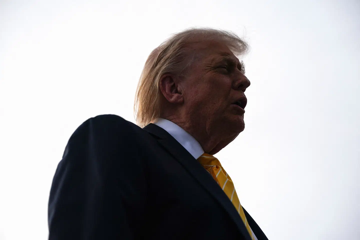 Trump taler til journalister på vej om bord på sit fly lørdag.