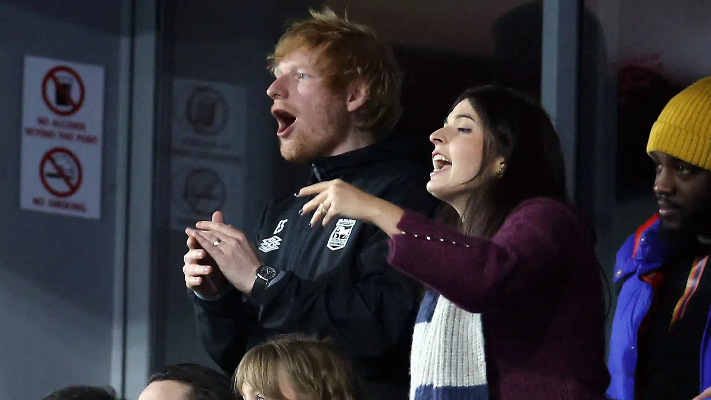 Ed Sheeran spottet under en Ipswich-kamp i 2024.
