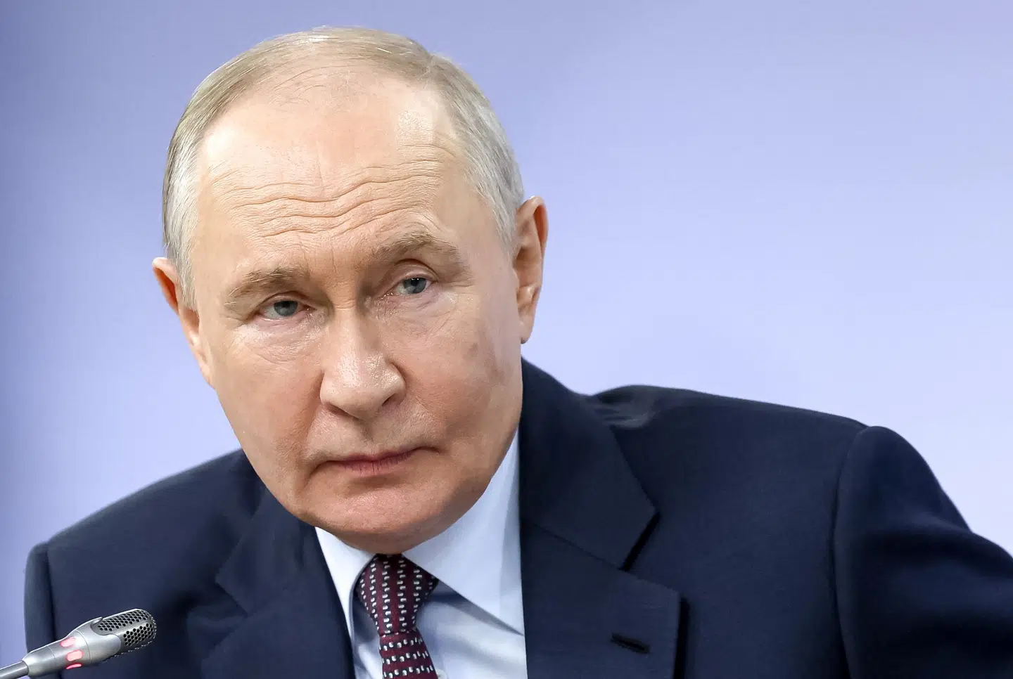 Da præsident Vladimir Putin for over fire år siden beordrede en invasion af Ukraine, blev Rusland hurtigt ramt af benhårde sanktioner, som var designet til at ramme landets økonomi. Indtil videre holder Rusland dog stand.