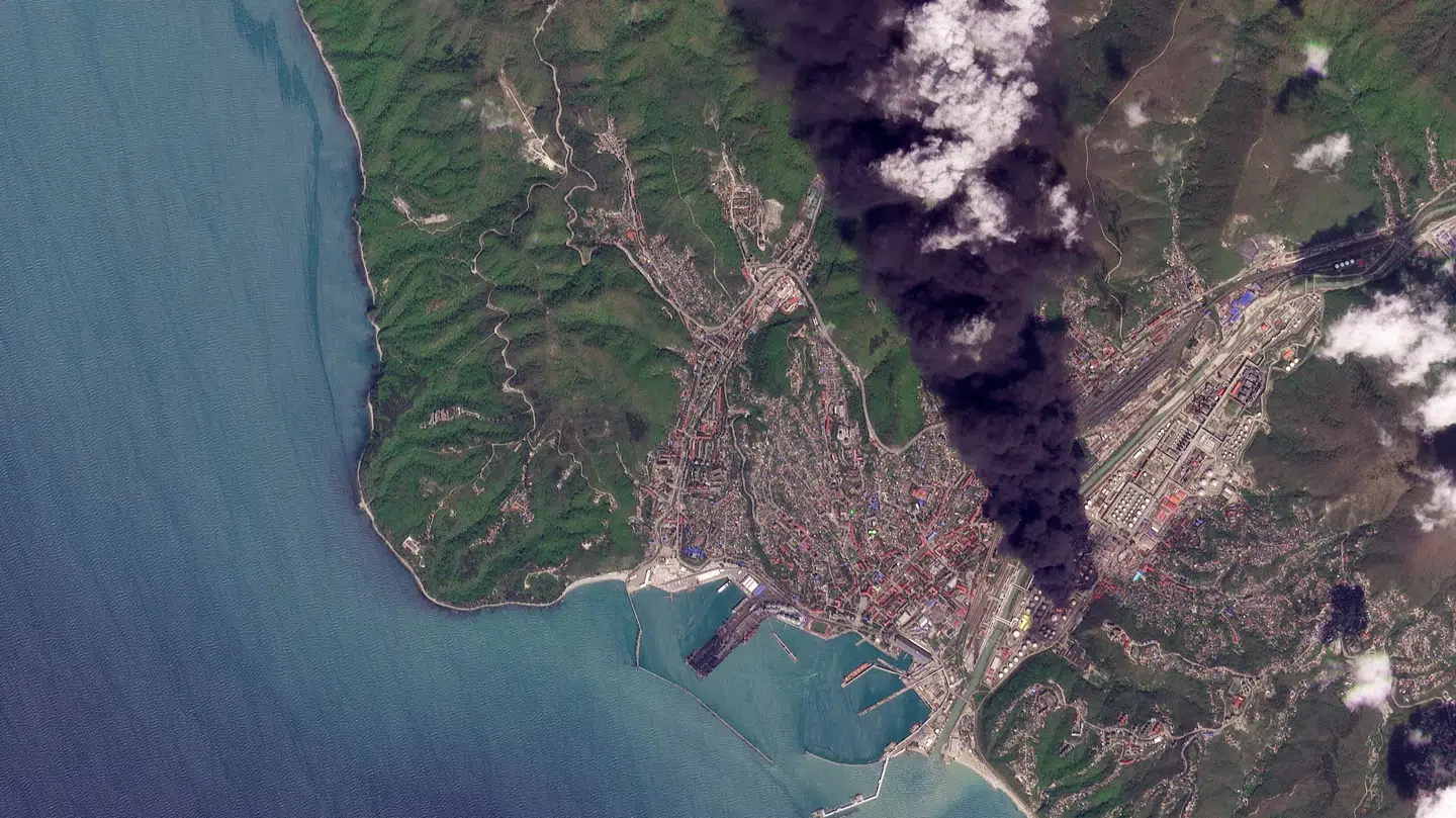 Satellitbillede af røg fra olieraffinaderiet Tuapse efter ukrainske angreb. 21. april 2026.