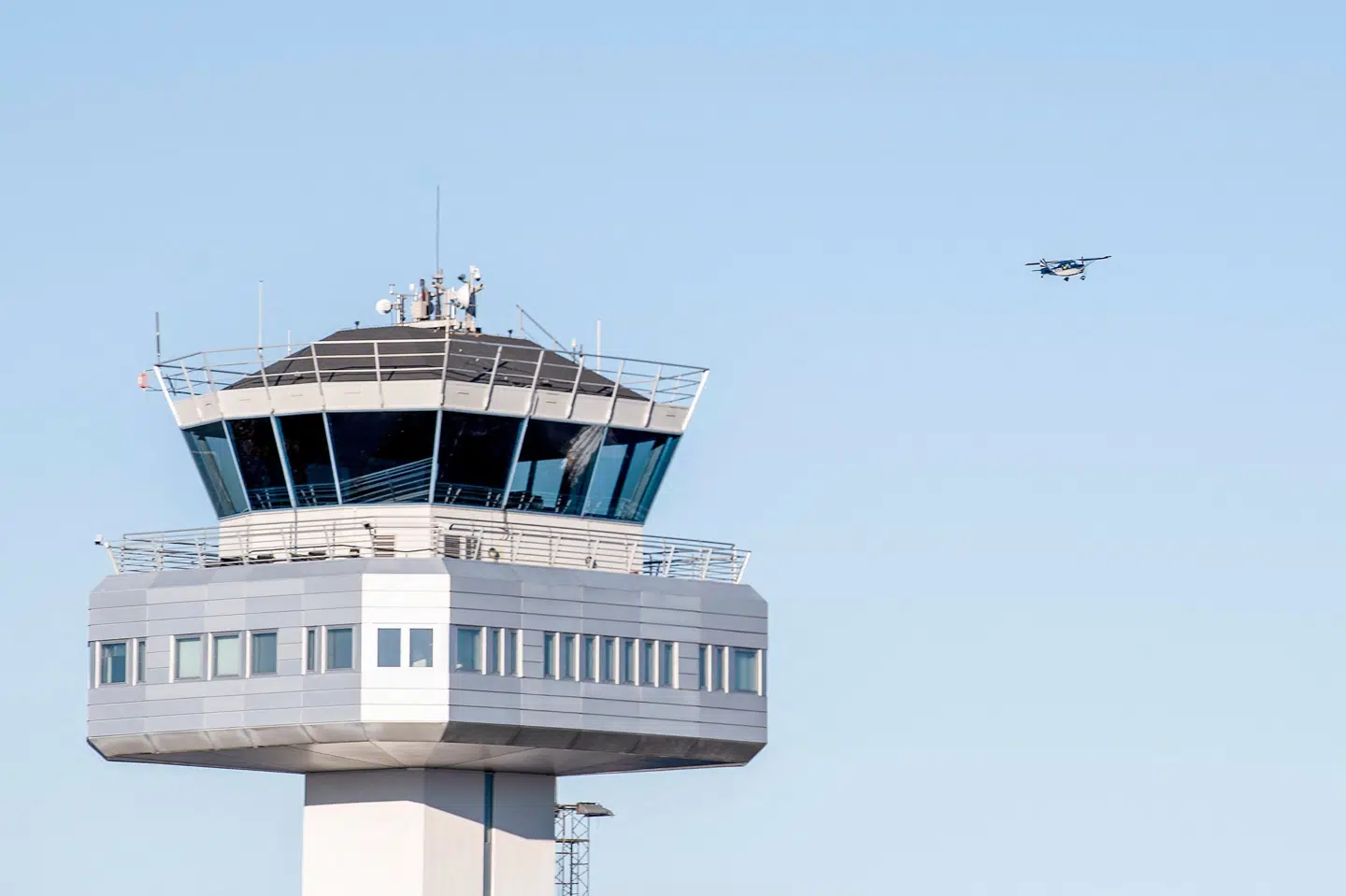 Et mindre propelfly ses tæt ved kontroltårnet i Bergen lufthavn, der søndag kortvarigt måtte lukke på grund af en droneobservation i området. (Arkivfoto)