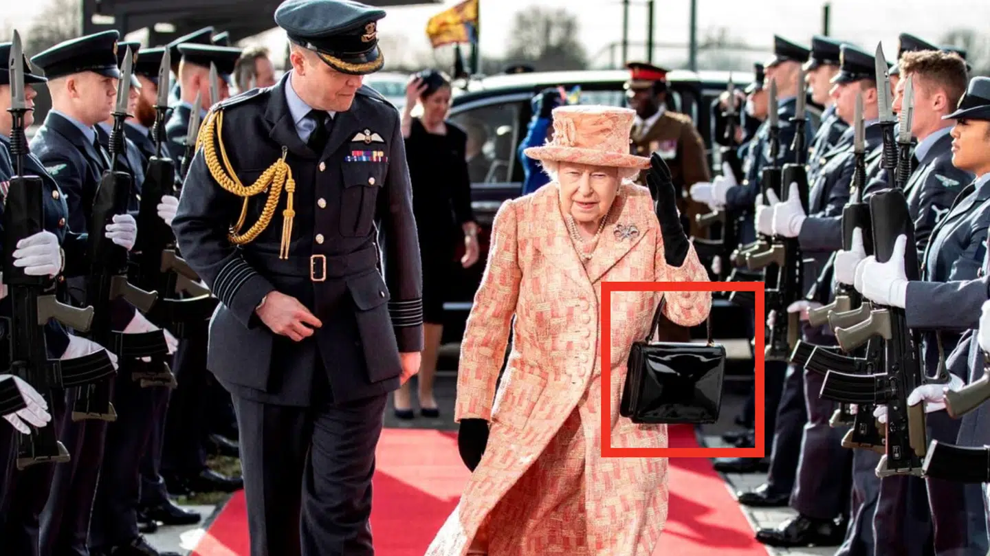 Dronning Elizabeth bar næsten altid en håndtaske.