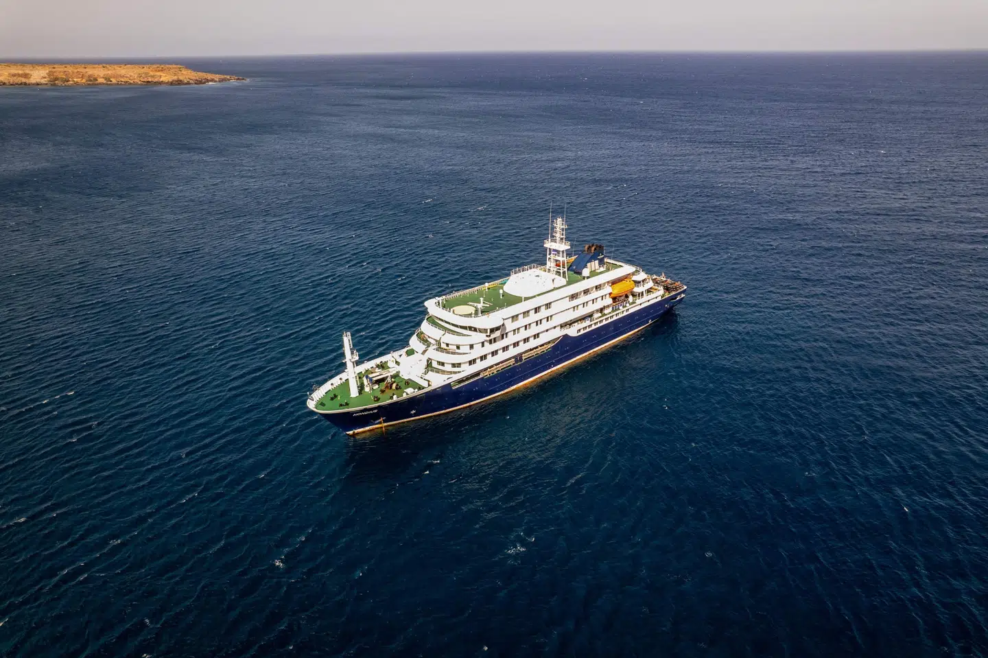 Et luftfoto viser krydstogtskibet "MV Hondius", der søndag ligger for anker ud for havnebyen Praia, der er hovedstad i Kap Verde. Tre er døde af formodet hantavirus, der kommer fra gnavere, meddeler WHO.