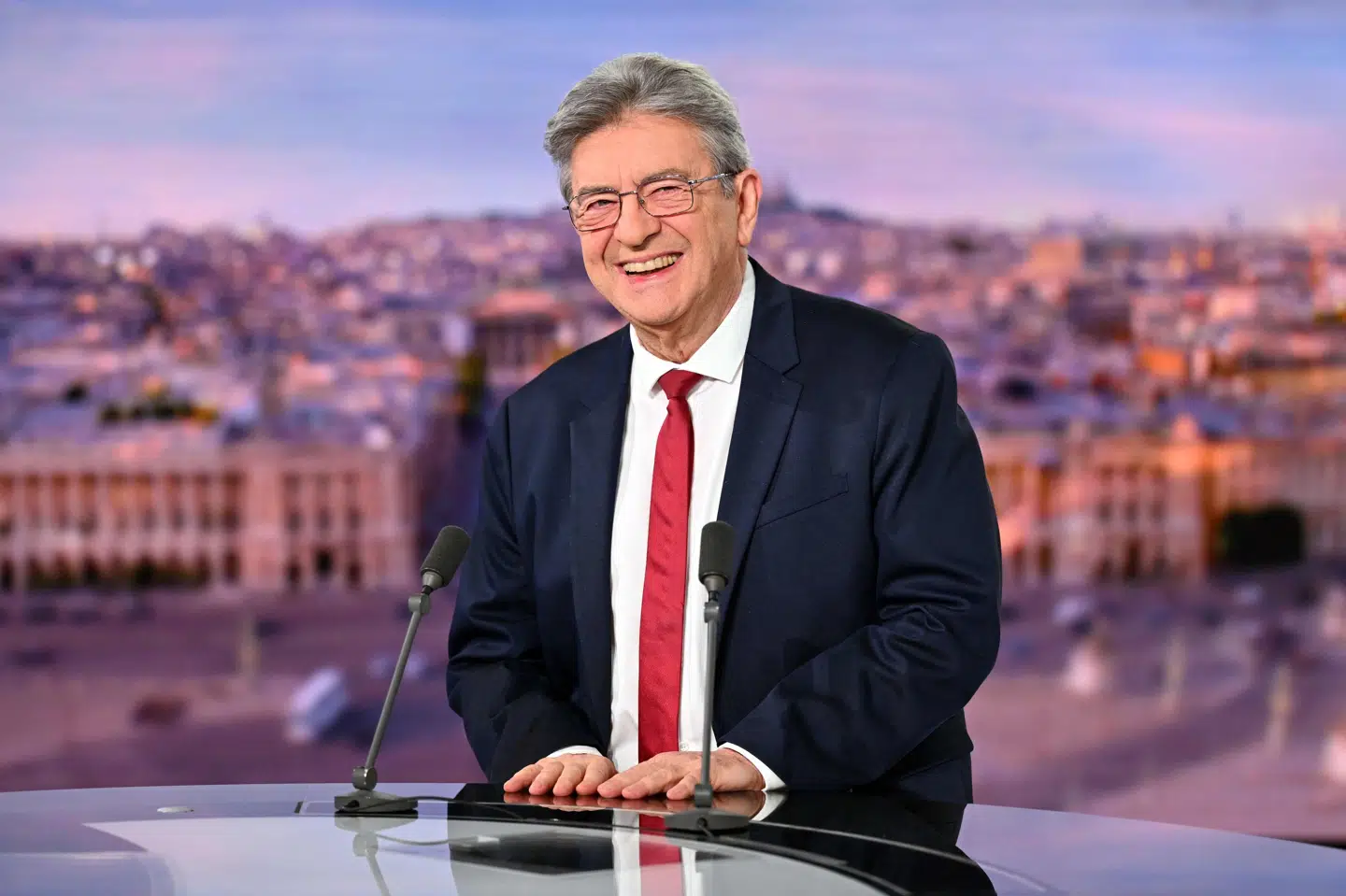 Jean-Luc Mélenchon, der leder det franske venstrefløjsparti La France Insoumise eller Det Ukuelige Frankrig, vil stille op til næste års præsidentvalg i Frankrig. Det siger han på fransk tv søndag aften.