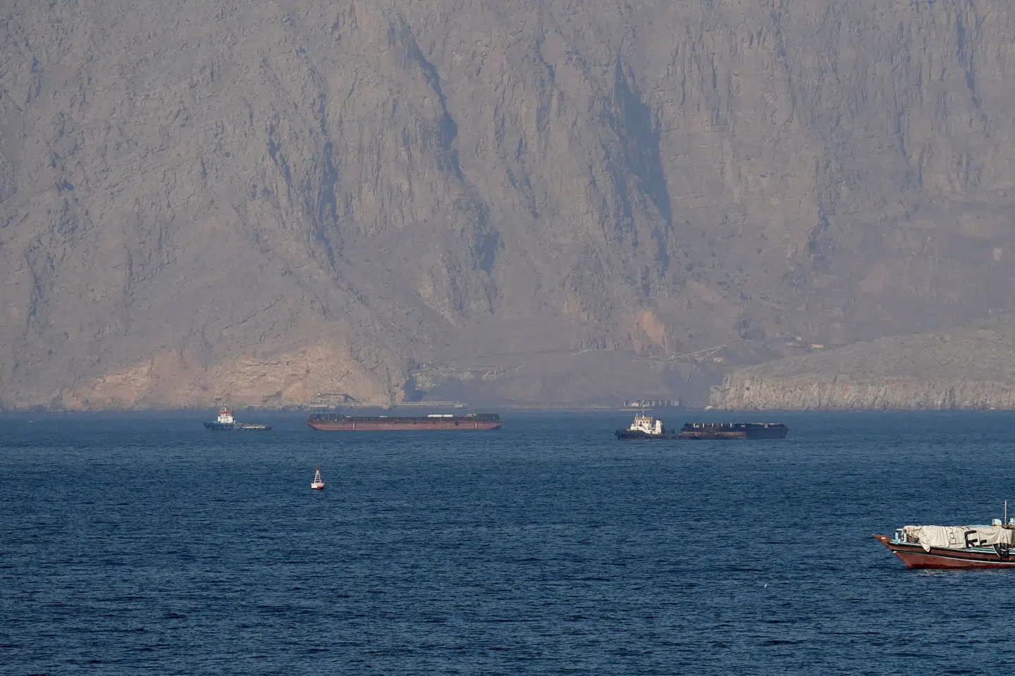 Skibstrafikken i Hormuzstrædet er stort set gået i stå, siden USA og Israel indledte en krig mod Iran i slutningen af februar. Iran har sat en prop i den strategisk vigtige flaskehals, hvor en stor del af verdens olie og naturgas under normale omstændigheder fragtes igennem. (Arkivfoto).