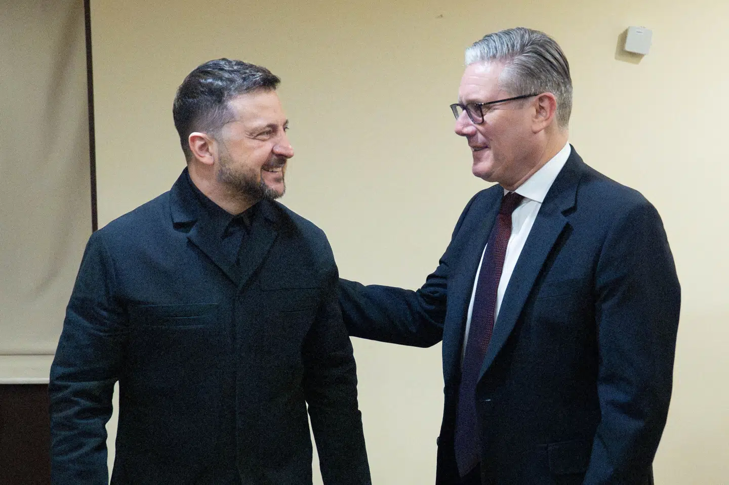 Billede fra søndag i Armeniens hovedstad, Jerevan, viser den britiske premierminister, Keir Starmer, og Ukraines præsident, Volodymyr Zelenskyj til bilateralt møde inden topmøde i European Political Community (EPC).
