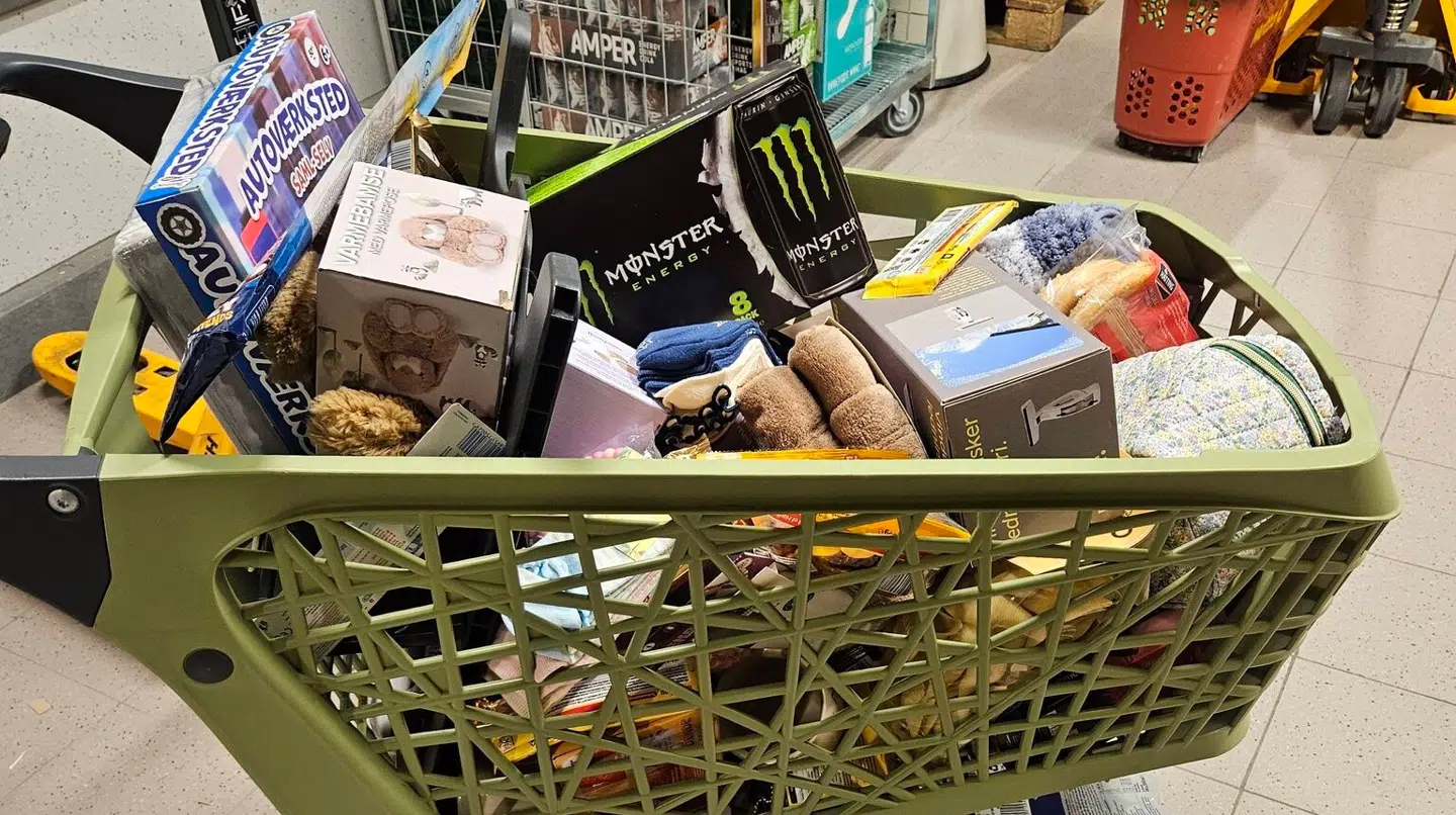 Det var indholdet i denne vogn, tyvene forsøgte at tage med uden at betale for det. Samt kød for flere tusinde kroner.