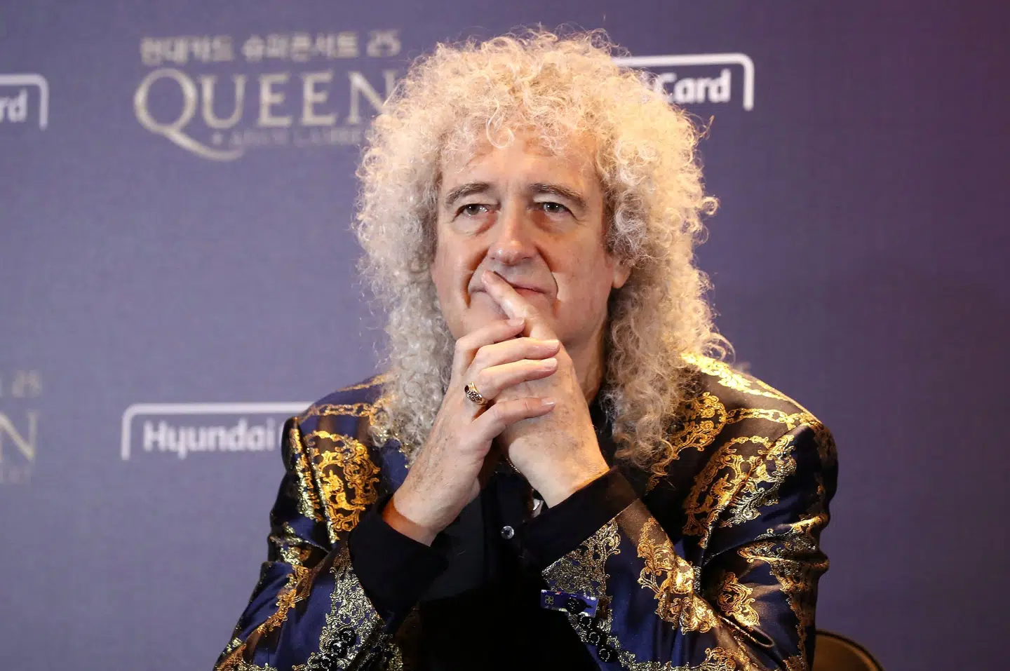 Den 78-årige guitarist, Brian May, donerede allerede sidste år 3.000 påskeliljer til den lokale kirke. Nu har det lokale landsbyråd dog sat en stopper for projektet, og May har fået forbud mod at plante sine påskeliljer.
