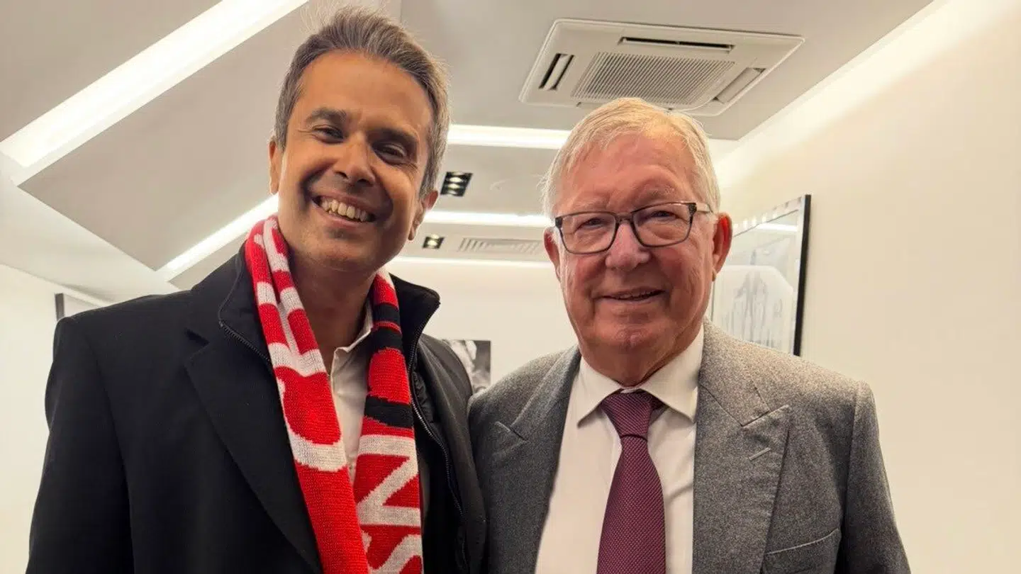 Her ses Alex Ferguson (th.) søndag før sit ildebefindende sammen med lægen og forfatteren Aseem Maholtra.