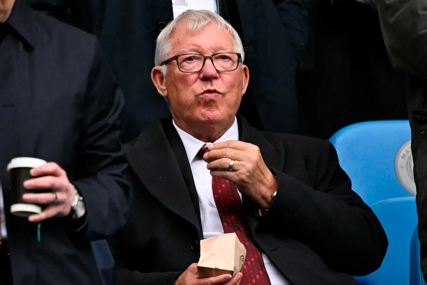Alex Ferguson ses ofte på tribunen, når Manchester United spiller, men ikke søndag – her måtte han i stedet en tur på hospitalet.
