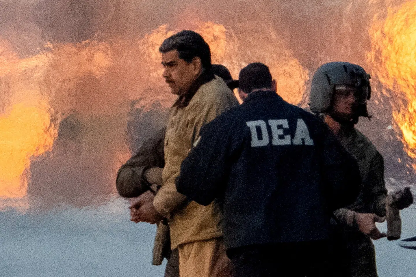 Nicolás Maduro føres til afhøring af betjente fra narkobekæmpelsespolitiet DEA kort efter, at han var blevet kidnappet i forbindelse med en amerikansk militæroperation i Venezuela.