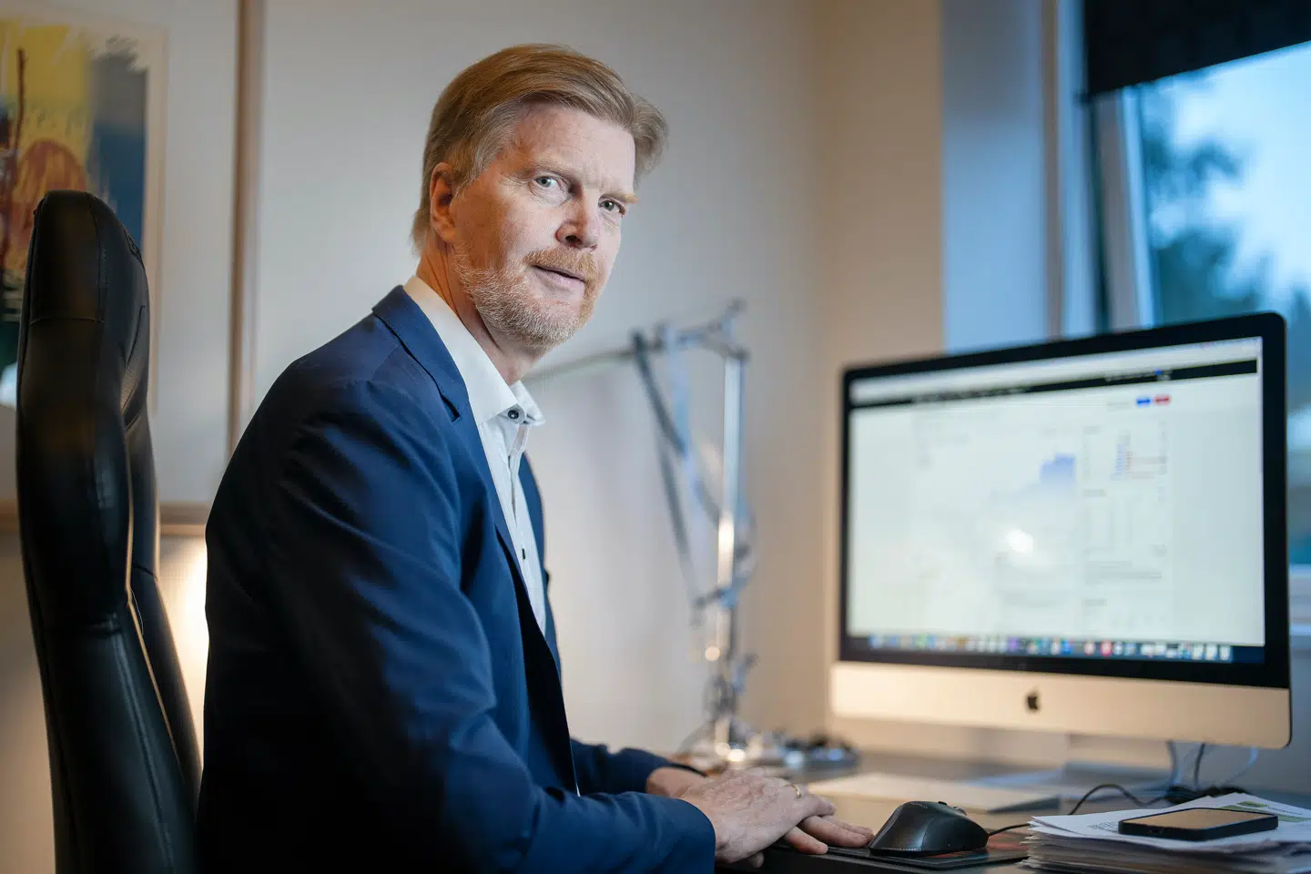 Lars Jørgen Rasmussen har mere end 40-års erfaring fra finansbranchen og i dag selvstændig rådgiver hos Fomue- og Investeringsrådgivning. Her hjælper han folk med deres 'positive problemer'. "Det er jo et positivt problem, at man har penge tilovers at investere," siger han.