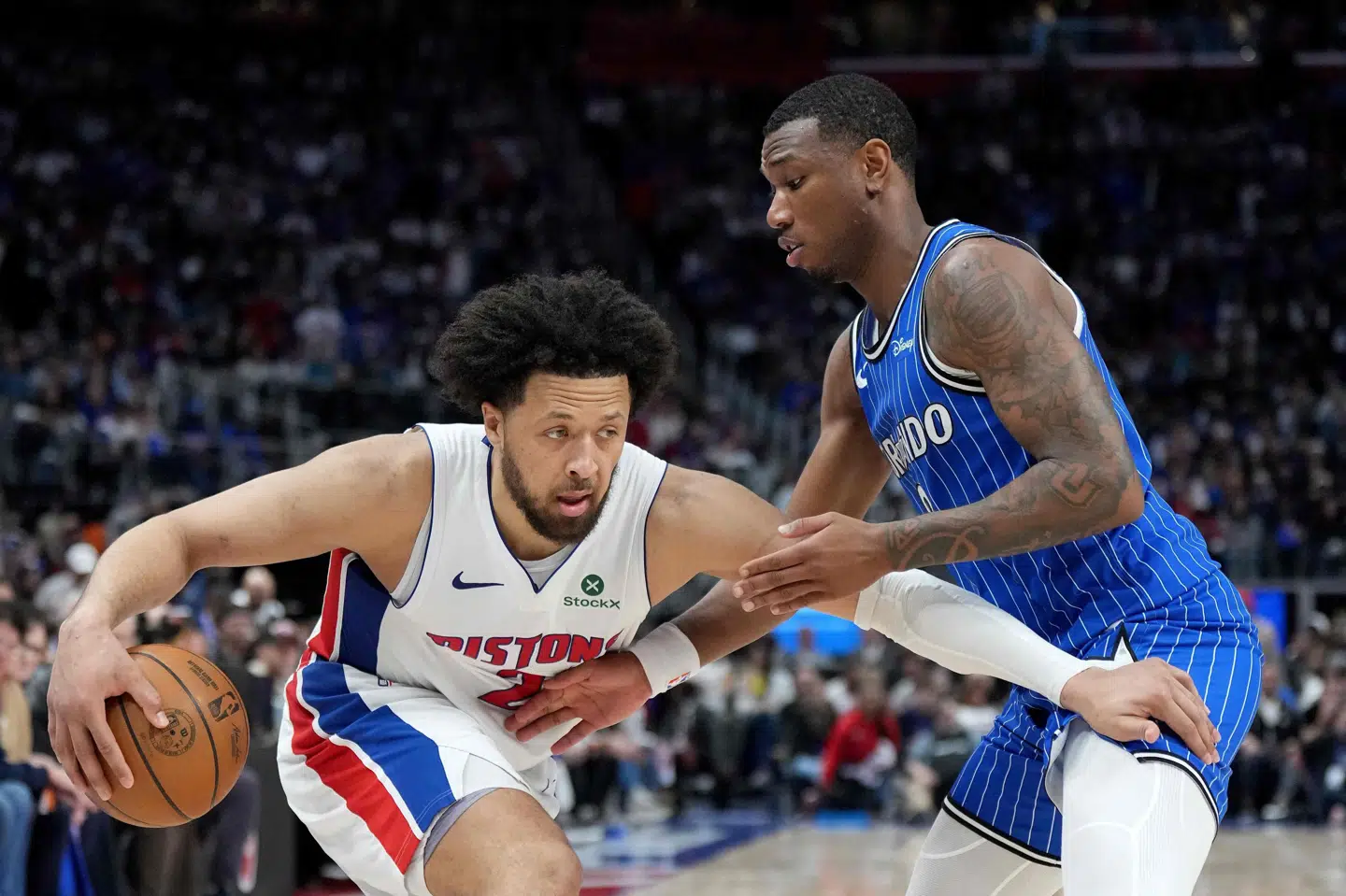 Cade Cunningham (til venstre) spillede en god kamp for Detroit Pistons, der avancerede til anden runde i slutspillet.