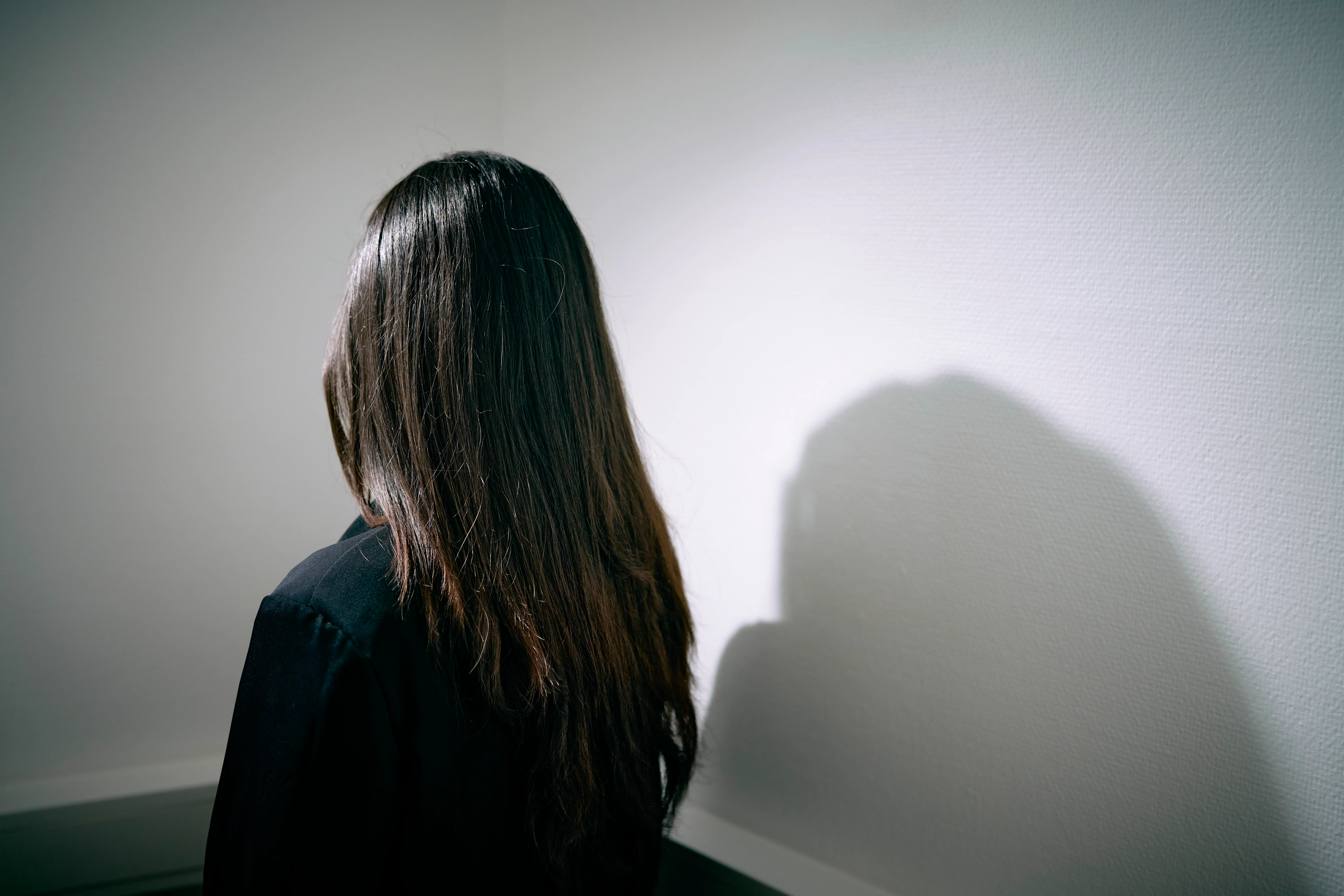 Sara kæmper mod »harampolitiet« på sit studie. Hun bliver kaldt »luder« og får sin mad smidt ud
