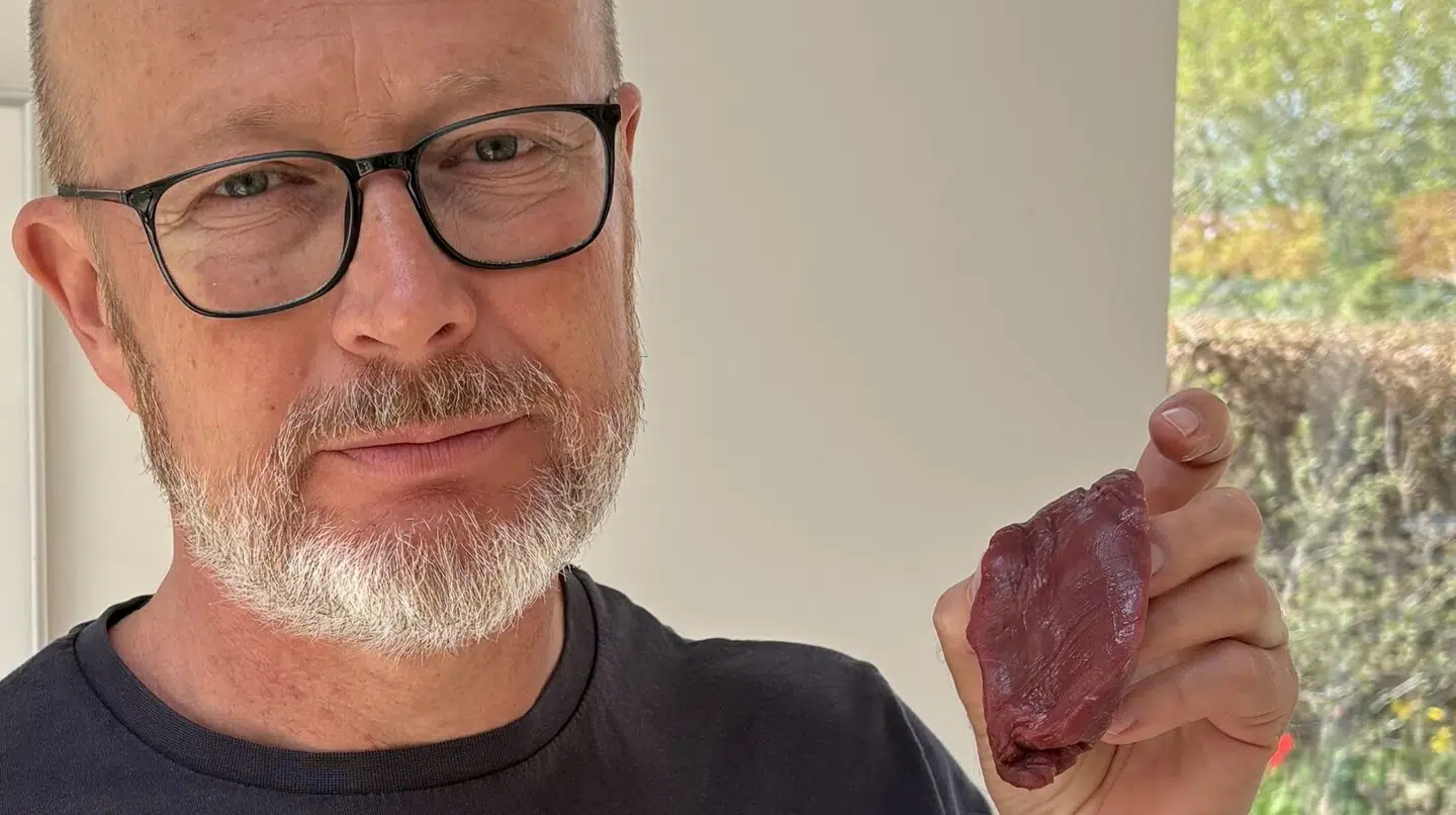 Martin Ågerup er direktør for interesseorganisationen Skattebetalerne. Her illustrerer han, hvor meget oksekød en beboer på et plejehjem ifølge Københavns Kommunes vejledning bør få serveret om ugen.