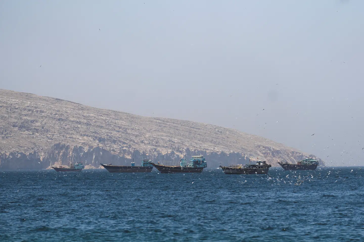 Skibe og både i Hormuzstrædet mandag set fra kysten i byen Musandam i Oman. (Arkivfoto).