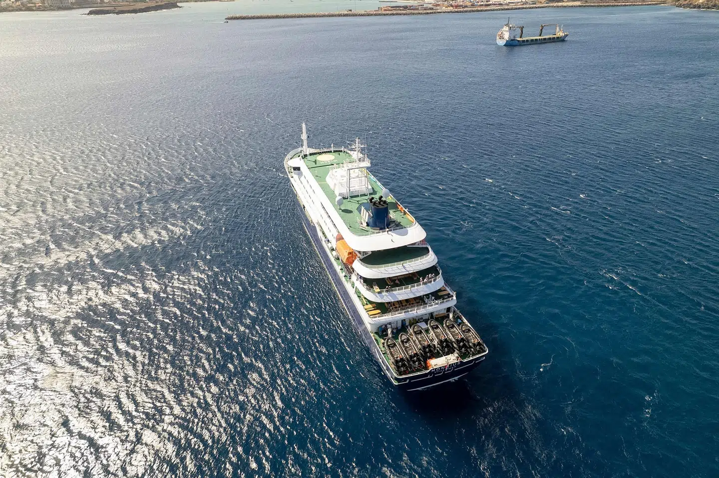 Luftbillede af krydstogtskibet "MV Hondius", hvor tre personer indtil videre er døde som følge af et udbrud af den såkaldte hantavirus, der spredes fra gnavere til mennesker. Skibet sejler fra Argentina til Kap Verde.