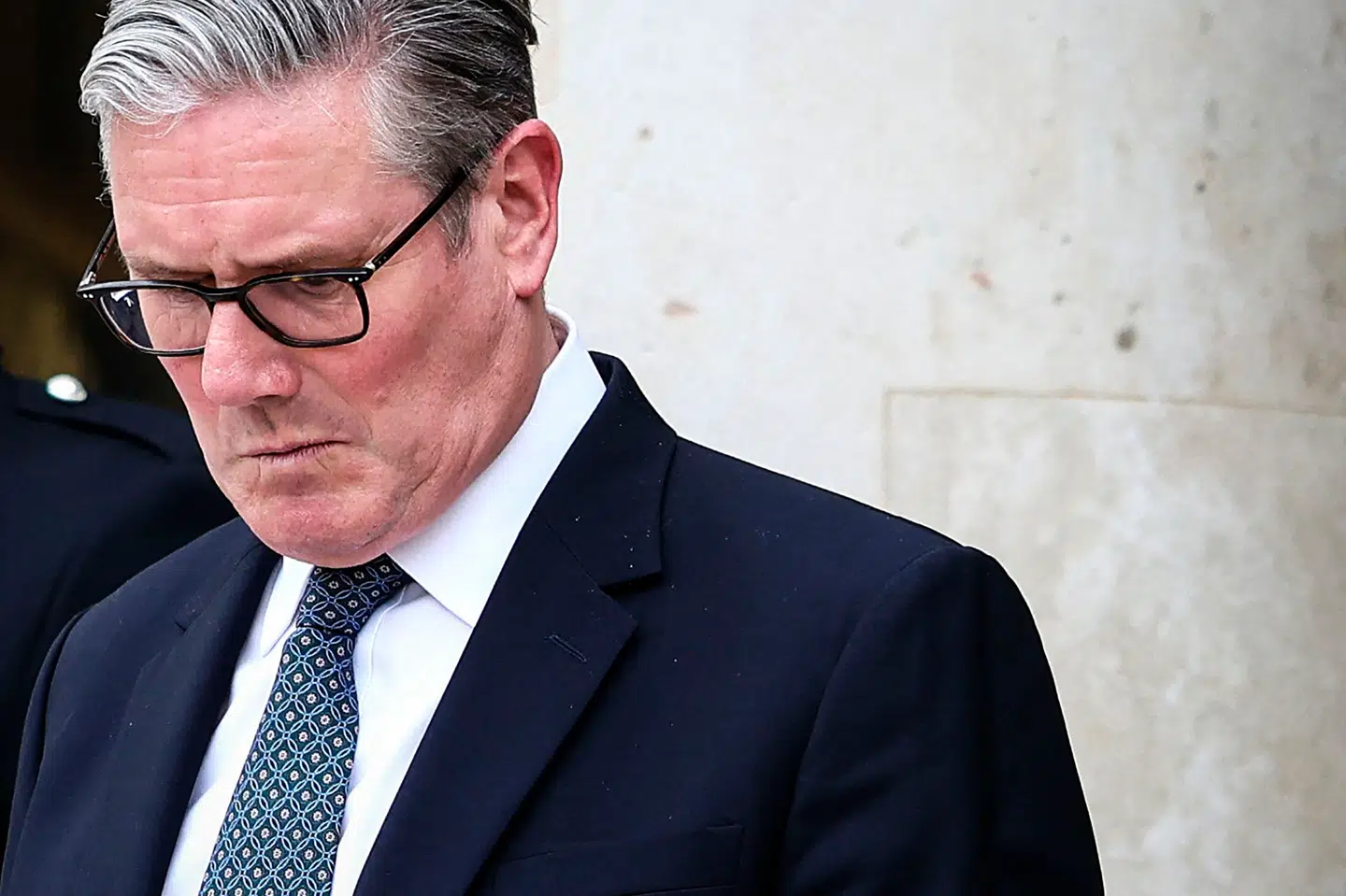 Keir Starmer har nået resultater som britisk leder, men der er ingen, der har hørt om dem. Han har også taget rigtige beslutninger, men briterne ved det ikke. For hans fjender har fået lov til at definere ham og hans regering, og på torsdag falder hammeren, skriver Berlingskes Poul Høi.