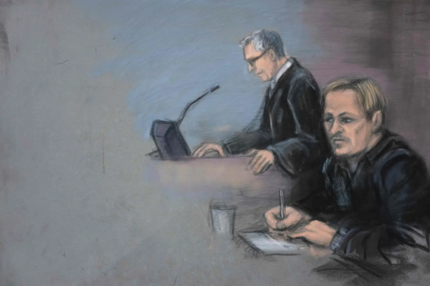En tegning viser Marius Borg Høiby i retten 19. marts i år. Anklagere kræver over syv års fængsel til Marius Borg Høiby i sagen om blandt andet fire voldtægter af fire kvinder, vold og seksuelt krænkende optagelser. (Arkivfoto).