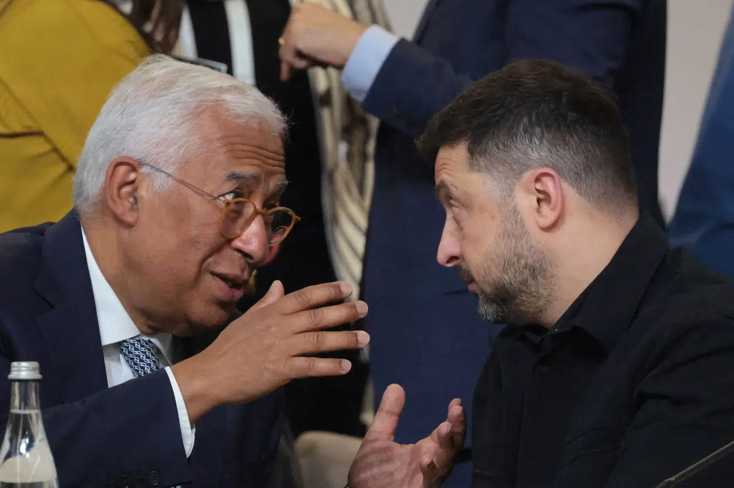 EU's præsident, António Costa, havde lejlighed til at tale med Ukraines præsident, Volodymyr Zelenskyj, under mødet i Det Europæiske Politiske Fællesskab mandag i Armeniens hovedstad, Jerevan.