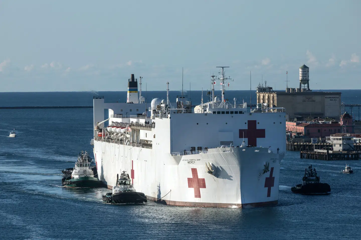 Hospitalsskibet USNS "Mercy" er her fotograferet ved Los Angeles i 2020. I februar skrev USA's præsident, Donald Trump, på Truth Social, at han ville sende et hospitalsskib til Grønland. Til opslaget var der er et AI-genereret billede af USNS "Mercy", der dog aldrig sejlede mod Nuuk. (Arkivfoto).