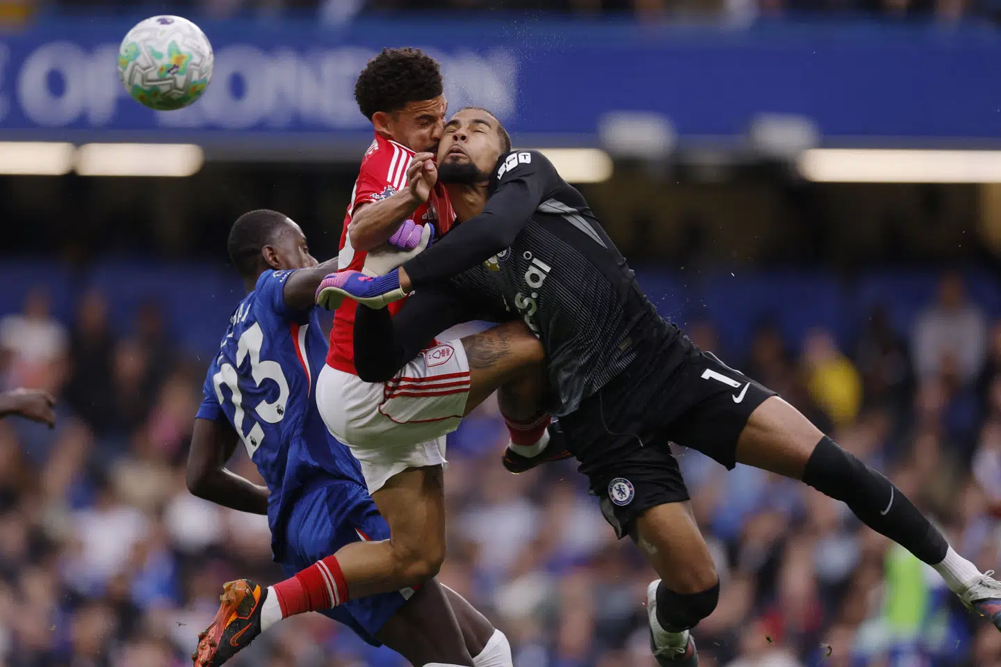 Morgan Gibbs-White assisterede gæsternes 3-0-scoring, men måtte kort efter udgå, efter at han stødte sammen med Chelsea-keeper Robert Sanchez, der heller ikke kunne fortsætte. Begge spillere forlod dog selv grønsværen.