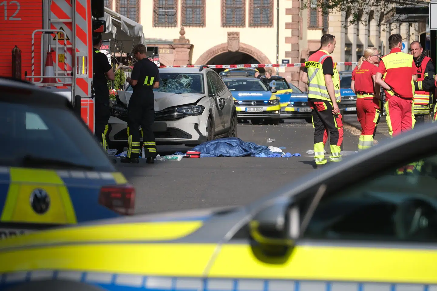 Beredskab står ved en bil i Leipzig, hvor to mennesker ifølge borgmesteren blev dræbt, da de blev påkørt.