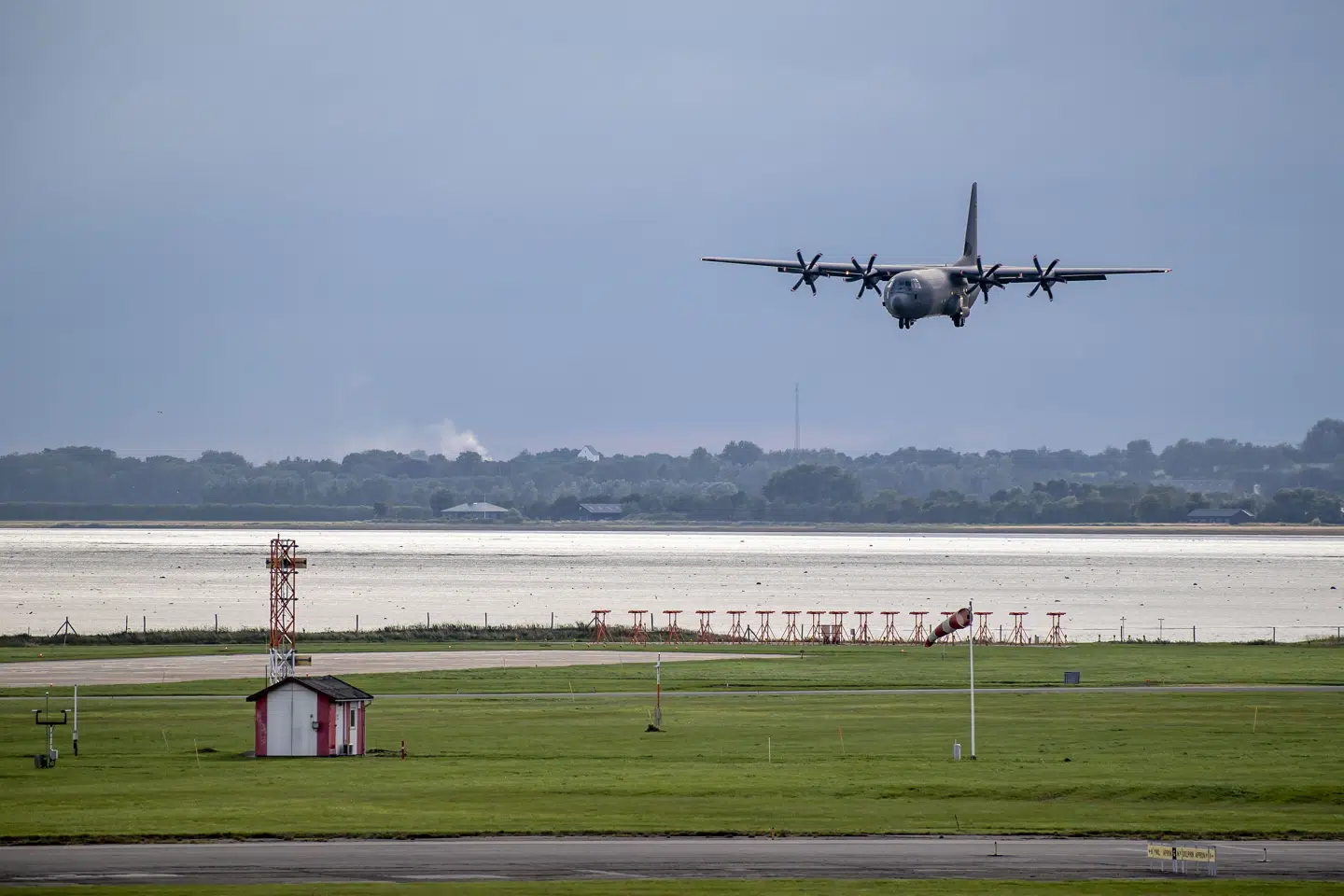 Et af Forsvarets Hercules-fly vil mandag aften kaste en kasse ned i faldskærm i Nordjylland som en del af markeringen af 81-året for Danmarks befrielse. Begivenheden symboliserer de allieredes nedkastninger af våben og ammunition under krigen. (Arkivfoto).