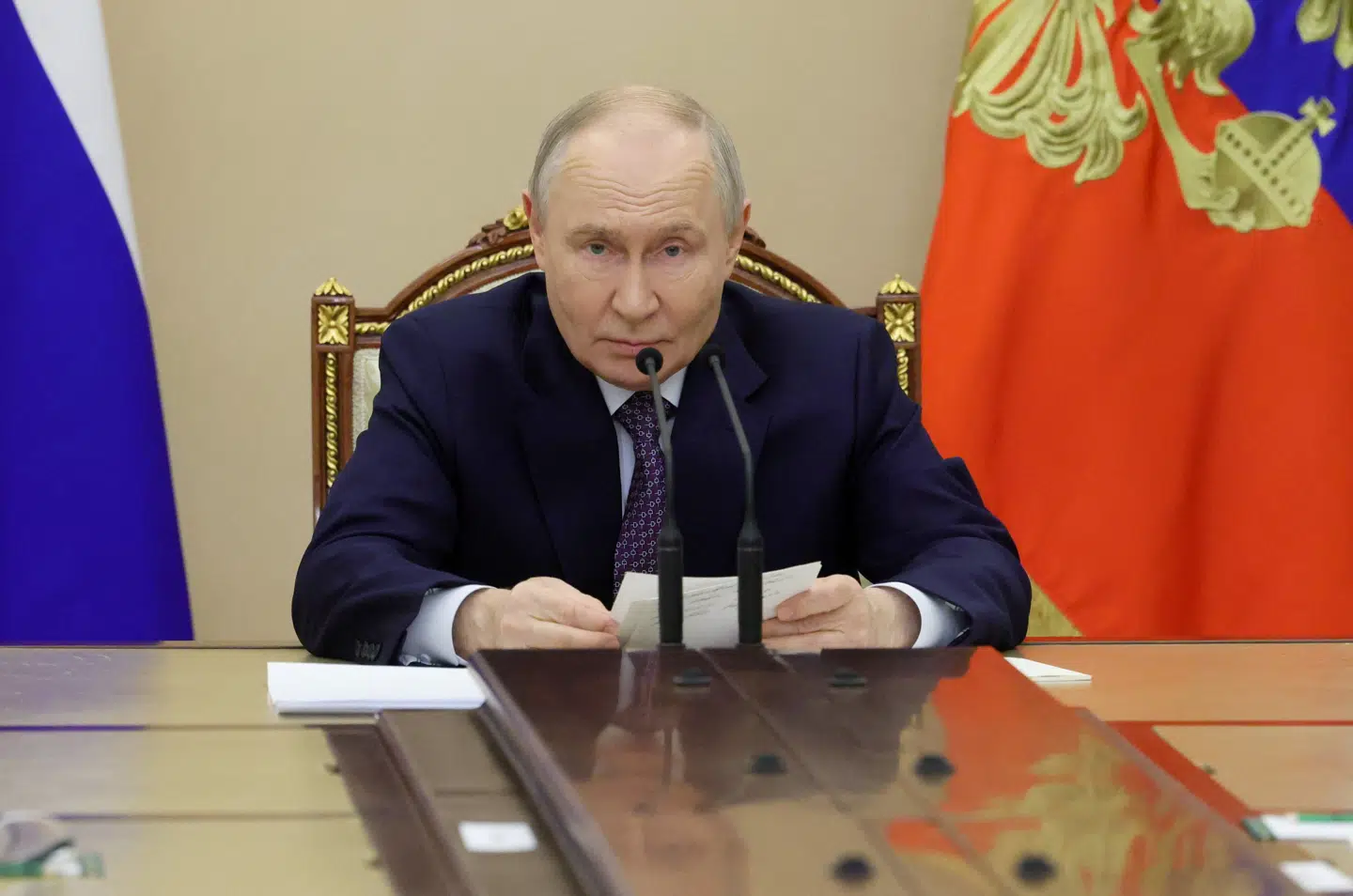 Vladimir Putin er stadig Ruslands leder, men »før eller siden vil en magtkamp bryde ud mellem Ruslands klaner om den svækkede diktators trone«, skriver den anerkendte russiske graverjournalist Roman Anin.